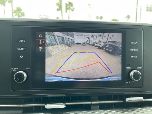 Used 2023 Kia Carnival LX FWD image 9