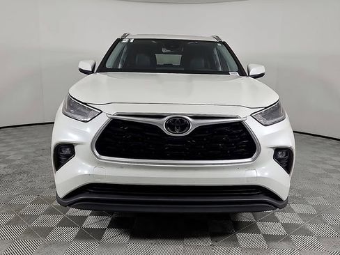 Used 2021 Toyota Highlander XLE FWD image 2