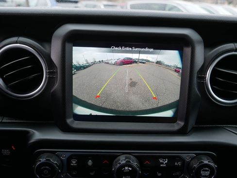 Used 2020 Jeep Wrangler Unlimited Sahara image 27