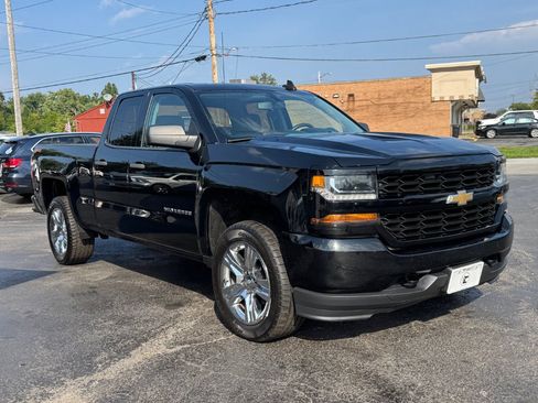 Used 2019 Chevrolet Silverado 1500 Custom w/ Custom Convenience Package AWD/4WD image 3