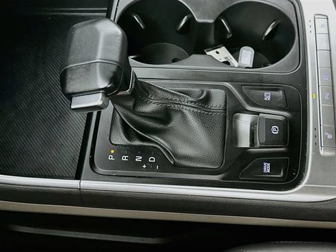 Used 2025 Kia Carnival FWD image 16