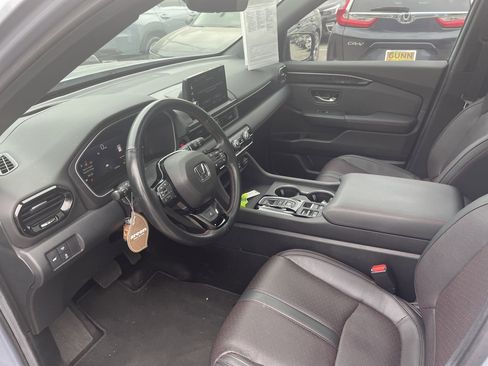 Used 2025 Honda Pilot Black Edition image 7