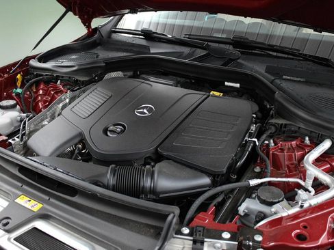 Used 2025 Mercedes-Benz GLC 350e 4MATIC image 42