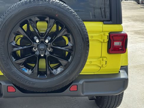 Used 2023 Jeep Wrangler Unlimited Sahara AWD/4WD image 10