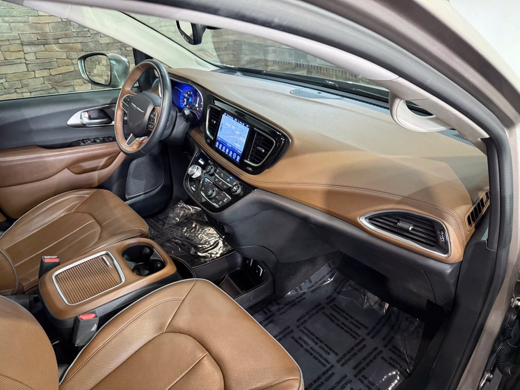 Used 2017 Chrysler Pacifica Limited w/ UConnect Theater Package FWD image 33