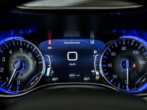 Used 2021 Chrysler Pacifica Limited w/ Uconnect Theater Family Group image 19