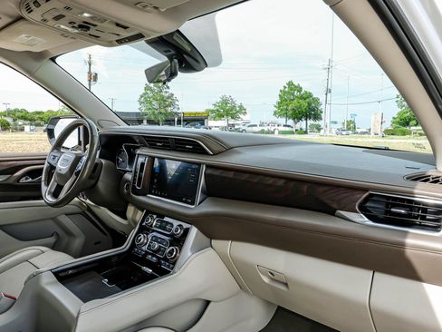 Used 2021 GMC Yukon XL Denali w/ Denali Premium Package RWD image 11