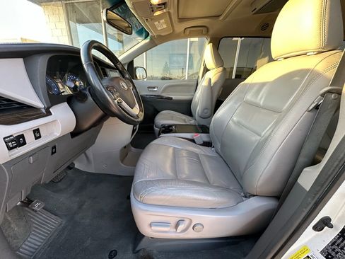 Used 2015 Toyota Sienna XLE image 10