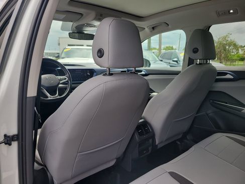 Used 2024 Volkswagen Taos SE w/ Panoramic Sunroof Package FWD image 10