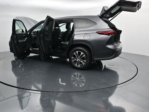 Used 2022 Toyota Highlander XLE AWD/4WD image 40