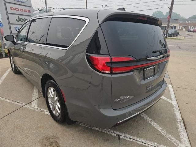 Certified 2024 Chrysler Pacifica Touring-L FWD image 13