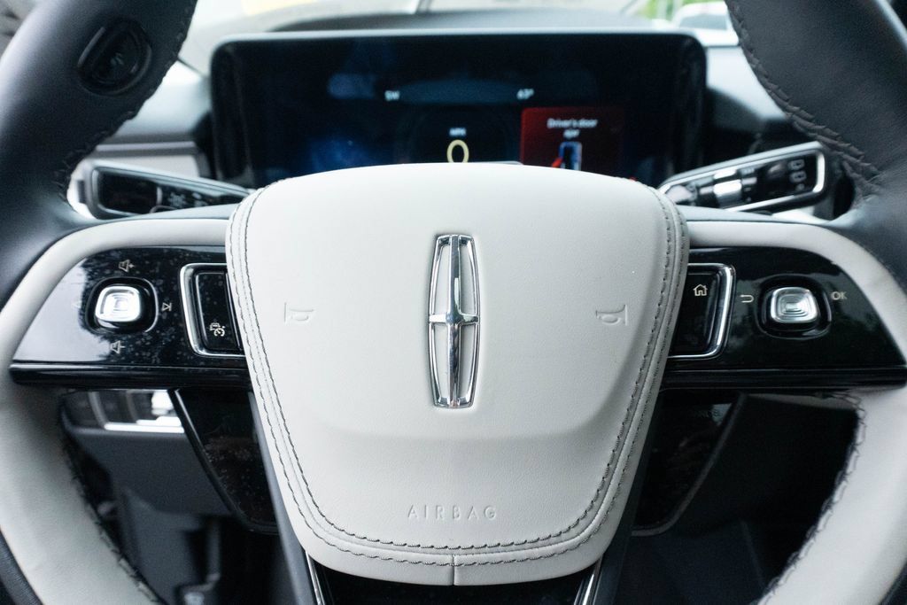 Used 2025 Lincoln Aviator Reserve w/ Equipment Group 201A AWD/4WD image 26