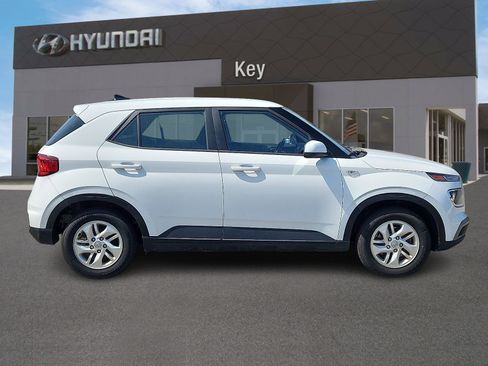 Used 2022 Hyundai Venue SE image 3