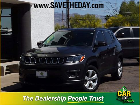 Used 2019 Jeep Compass Latitude FWD image 1