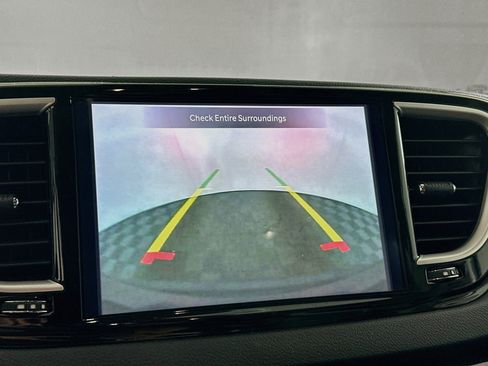 Used 2024 Chrysler Pacifica Touring-L FWD image 22