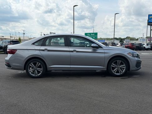 Used 2024 Volkswagen Jetta SE FWD image 6