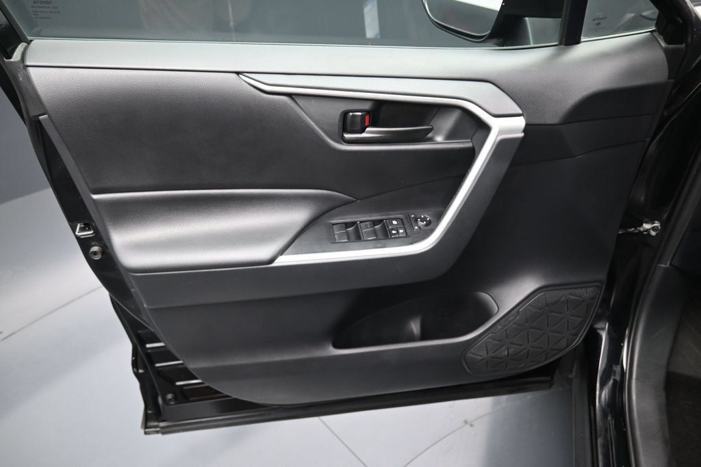 Used 2020 Toyota RAV4 LE w/ Carpet Mat Package AWD/4WD image 10