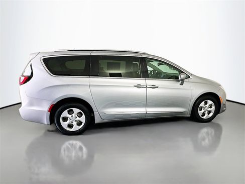 Used 2017 Chrysler Pacifica Touring-L Plus image 8