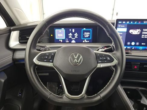 Used 2025 Volkswagen Tiguan SE w/ Panoramic Sunroof Package AWD/4WD image 17