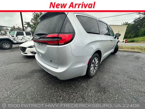Used 2024 Chrysler Pacifica Limited FWD image 4