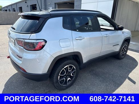 Used 2025 Jeep Compass Trailhawk AWD/4WD image 2