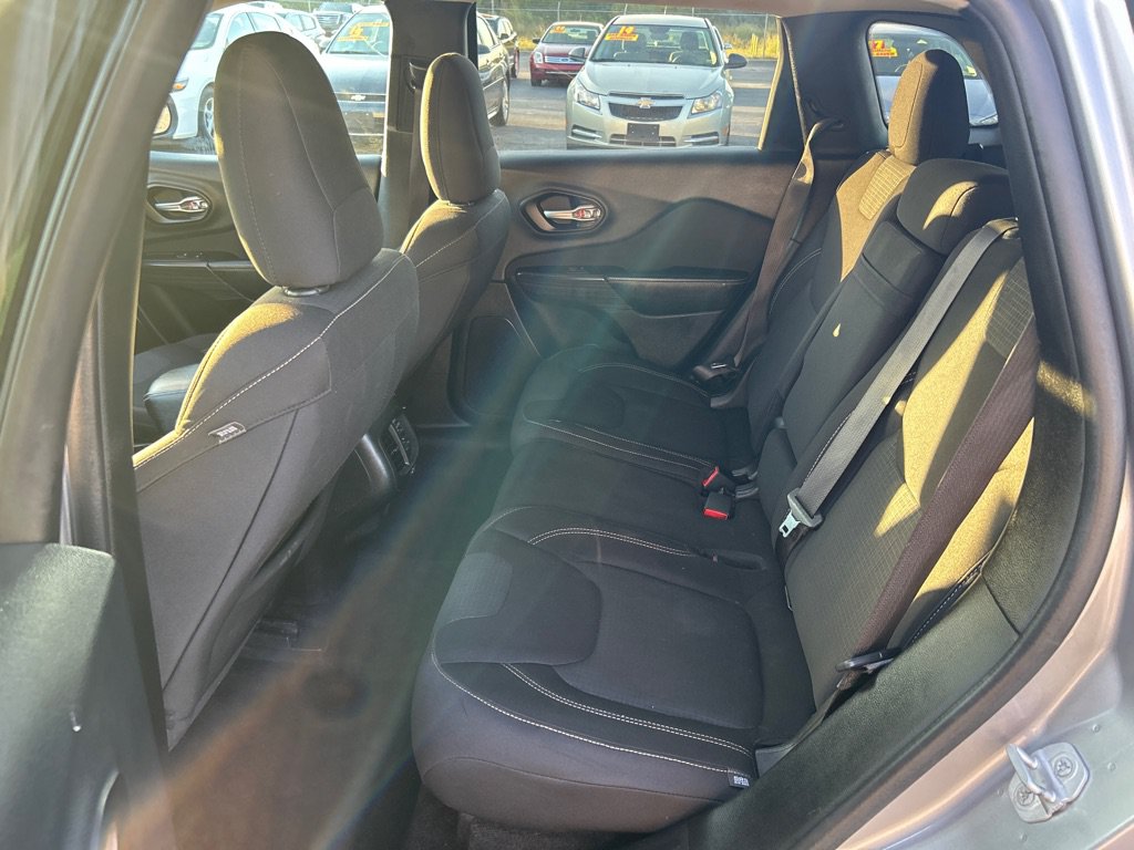 Used 2015 Jeep Cherokee Latitude FWD image 10