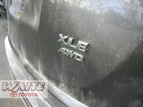 Used 2017 Toyota RAV4 XLE AWD/4WD image 2