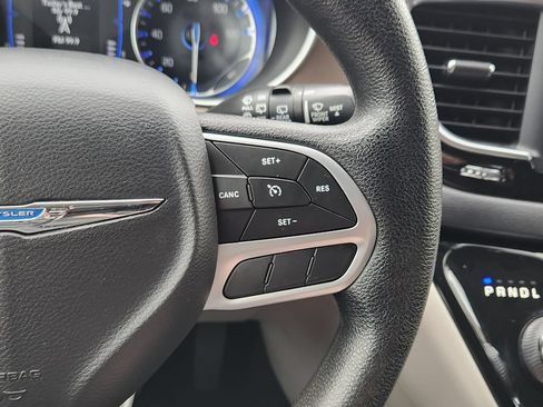 Used 2020 Chrysler Voyager L FWD image 27