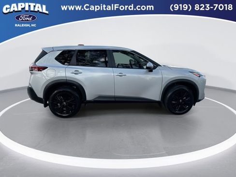 Used 2022 Nissan Rogue SV image 9