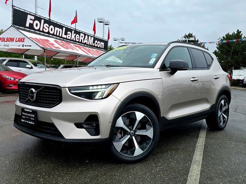 Used 2023 Volvo XC40 B4 Ultimate image 3
