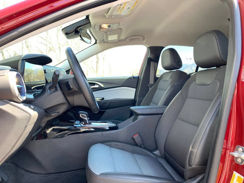 Used 2025 Chevrolet Trax LT w/ LT Convenience Package FWD image 25
