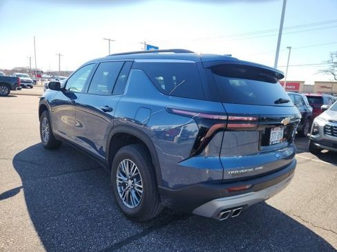 Used 2025 Chevrolet Traverse LT image 3