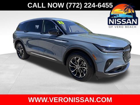 Used 2025 Lincoln Nautilus Premier AWD/4WD image 1