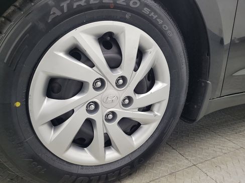 Used 2017 Hyundai Elantra SE image 31