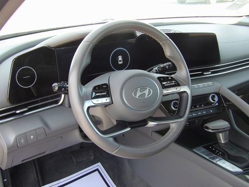 Used 2025 Hyundai Elantra SEL image 11