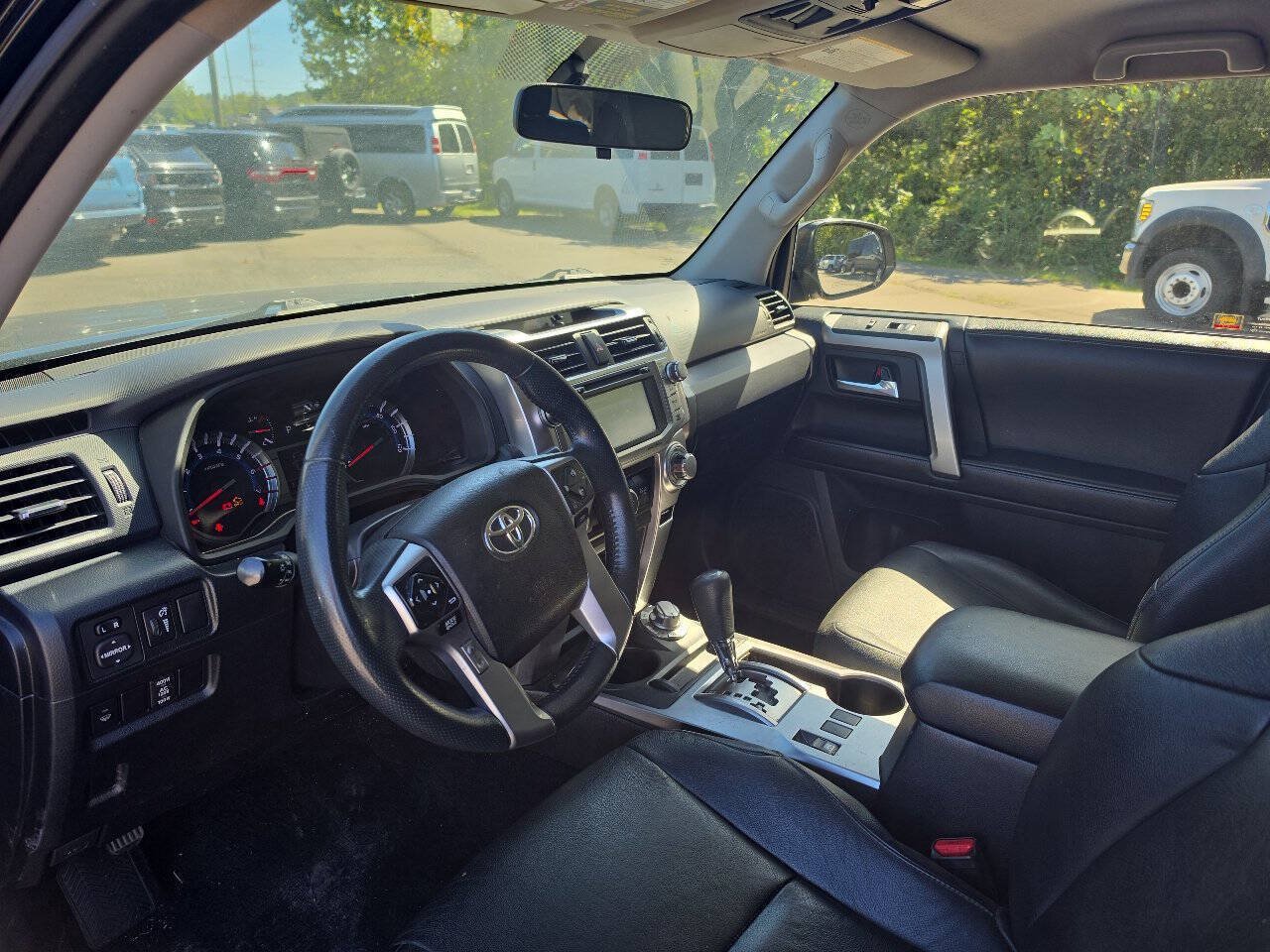 Used 2019 Toyota 4Runner SR5 AWD/4WD image 3