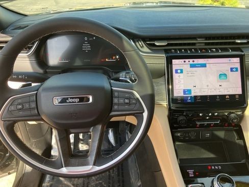 Used 2023 Jeep Grand Cherokee L Limited w/ Luxury Tech Group II image 4