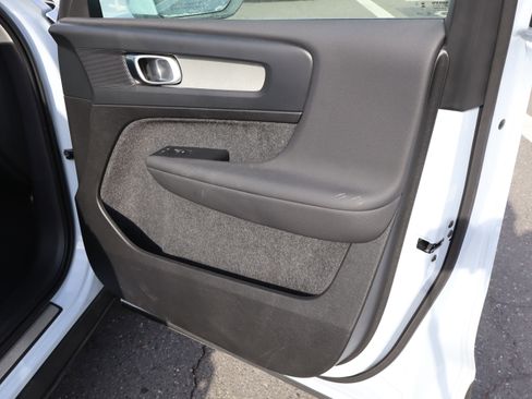 Used 2025 Volvo XC40 B5 Core image 35