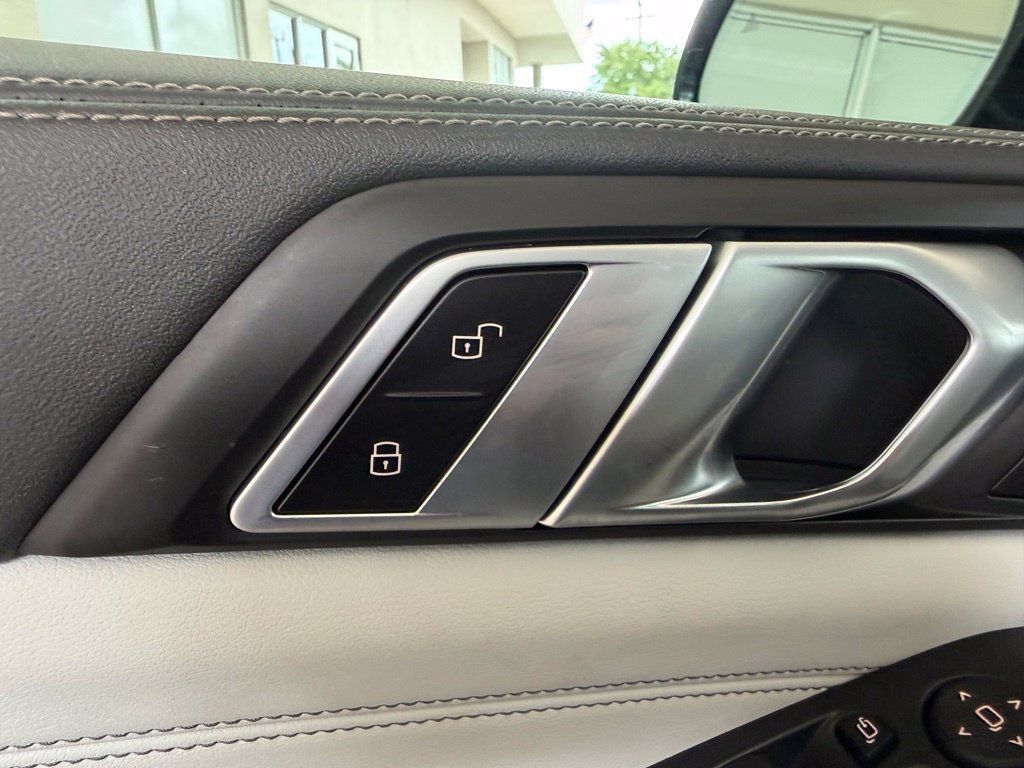 Used 2025 BMW X5 xDrive40i w/ M Sport Package AWD/4WD image 44