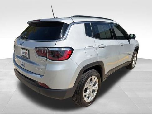 Used 2024 Jeep Compass Latitude image 6