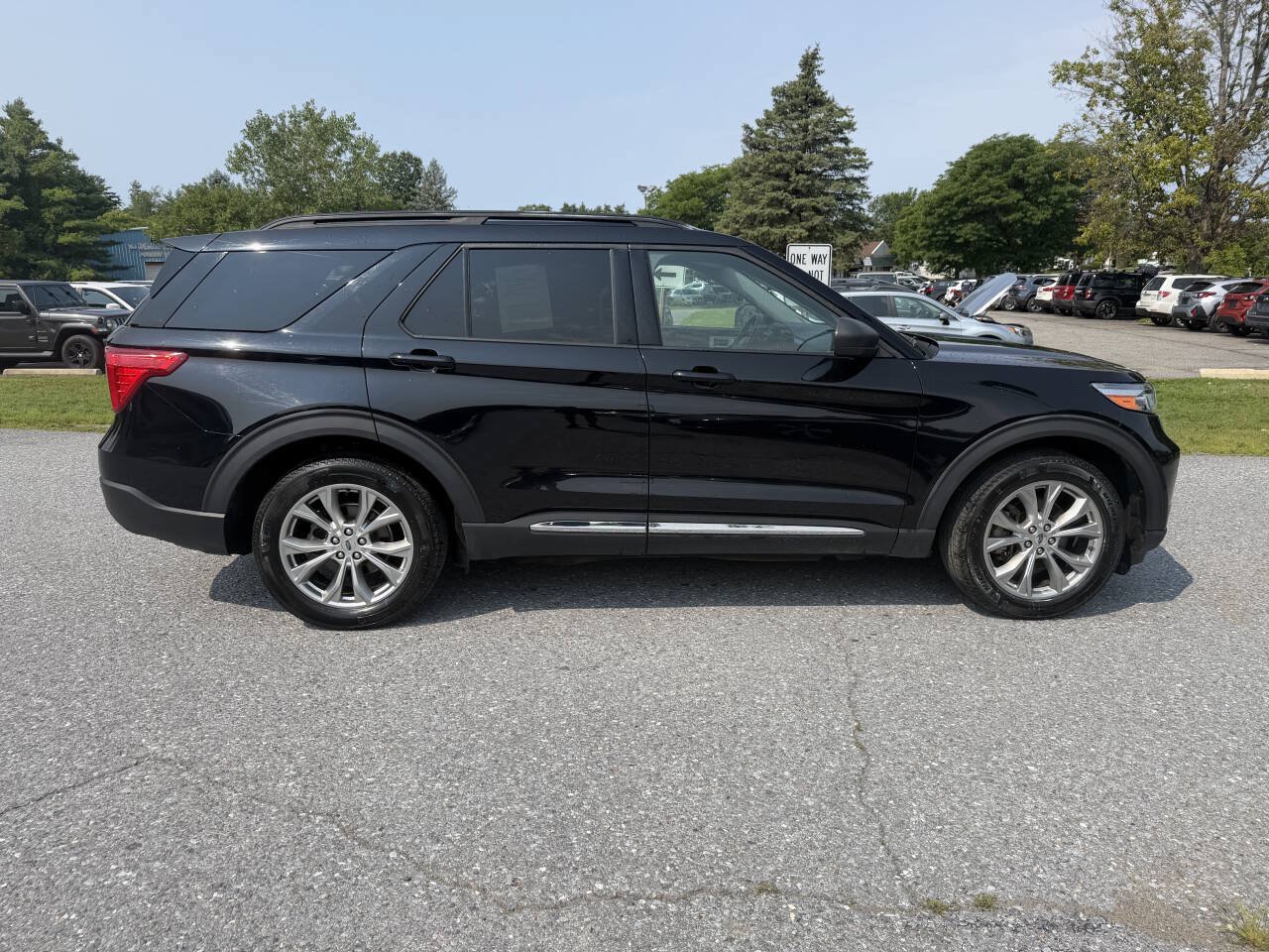 Used 2021 Ford Explorer XLT w/ Equipment Group 202A AWD/4WD image 6