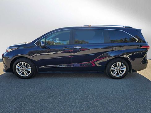 Used 2023 Toyota Sienna Limited image 6