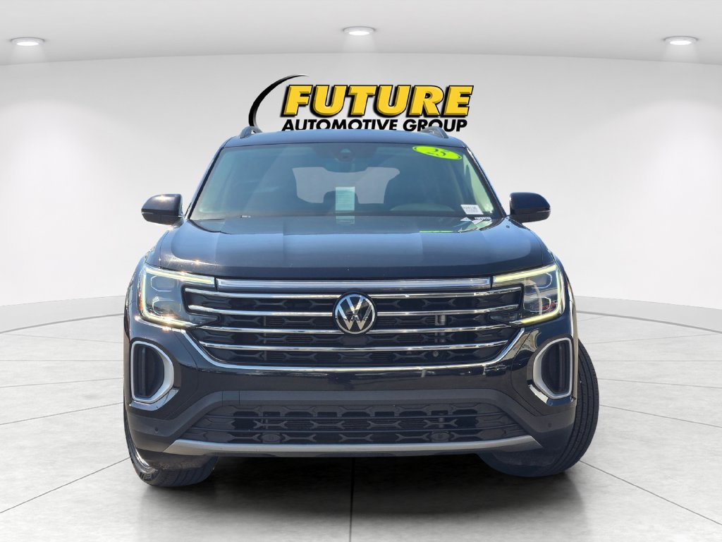 Used 2025 Volkswagen Atlas SE AWD/4WD image 2