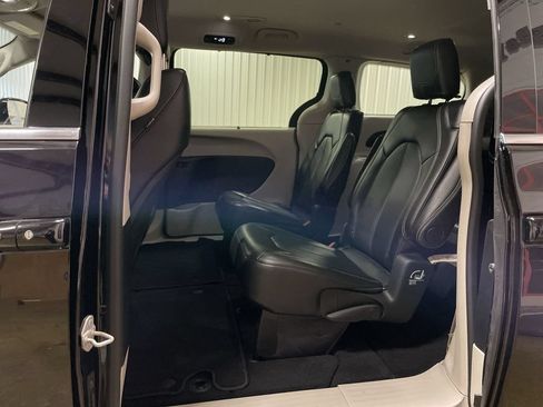 Used 2024 Chrysler Pacifica Touring-L FWD image 23