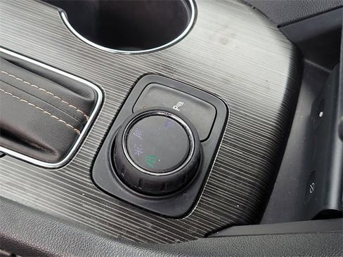 Used 2018 GMC Acadia SLT image 25