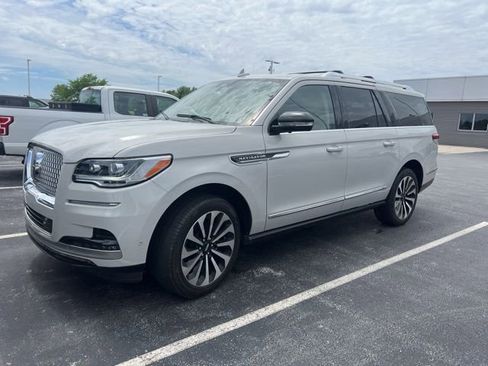 Used 2023 Lincoln Navigator L Reserve AWD/4WD image 2