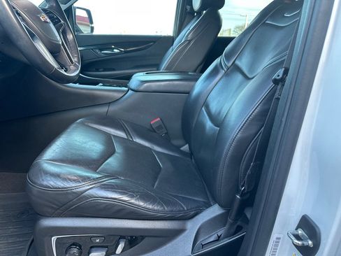 Used 2019 Cadillac Escalade ESV Platinum image 2