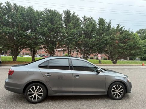 Used 2017 Volkswagen Jetta SE FWD image 8