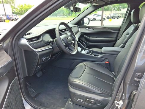 New 2025 Jeep Grand Cherokee Limited w/ Black Appearance Package image 9