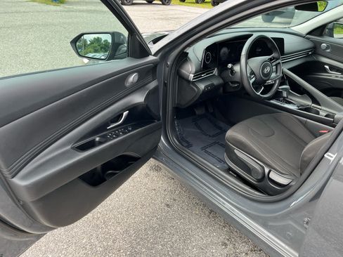 Used 2025 Hyundai Elantra SEL FWD image 10